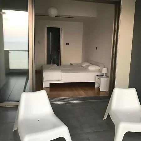Lägenhet Finikoudes Luxury Larnaca
